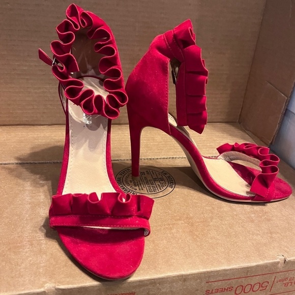 Size 6 red ruffle heels 👠 - Picture 2 of 4